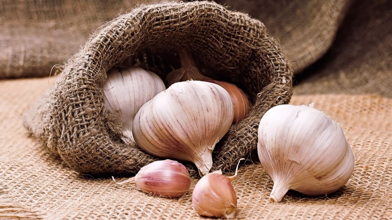 Garlic for removing warts